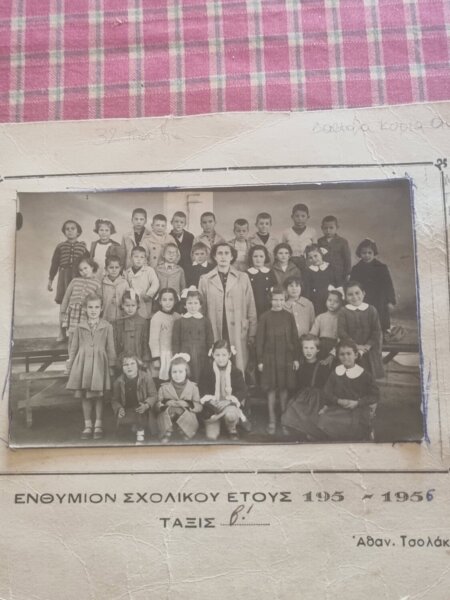 Άννα Βαγενά: Τελειώνει η σχολική χρονιά και θυμήθηκα αυτή τη φωτογραφία από τα δικά μου μαθητικά χρόνια….