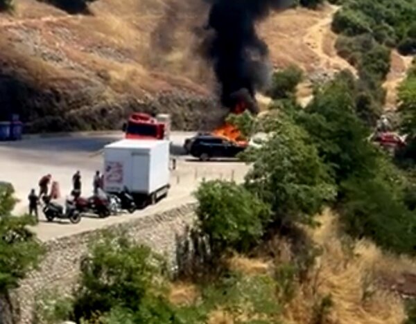 Συναγερμός στο Μεγάλο Μετέωρο. Αυτοκίνητο τυλίχτηκε στις φλόγες