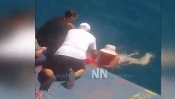 Γυναίκα διασώθηκε από φέριμποτ όταν παρασύρθηκε από θαλάσσια ρεύματα στο Ρίο – Αντίρριο