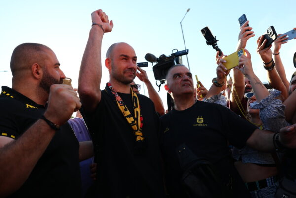Βασίλης Σπανούλης: Υποδοχή Μεσσία στον Λαρισαίο προπονητή, πάνω από 3.000 οπαδοί τον αποθέωσαν στο αεροδρόμιο