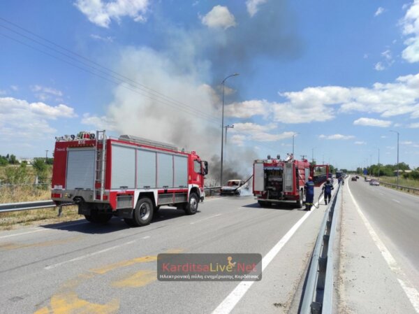 Καρδίτσα: Στις φλόγες αυτοκίνητο στον κόμβο του Αγίου Θεοδώρου (φωτ. & βίντεο)