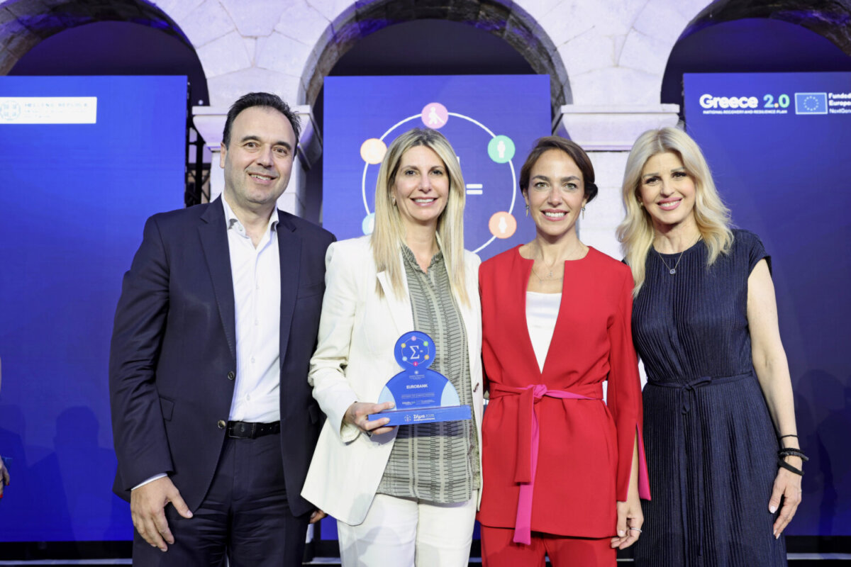 Από αριστερά διακρίνονται οι:
Δημήτρης Παπαστεργίου, Υπουργός Ψηφιακής Διακυβέρνησης και Τεχνητής Νοημοσύνης
Νατάσσα Πασχάλη, Group Chief Human Resources Officer, Εurobank
Δόμνα Μιχαηλίδου, Υπουργός Κοινωνικής Συνοχής και Οικογένειας
Έλενα Ράπτη, Υφυπουργός Κοινωνικής Συνοχής και Οικογένειας