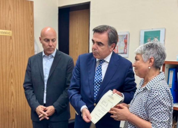 Ο Μ. Σχοινάς παρέλαβε από την Γαλακτοκομική Σχολή Ιωαννίνων το πτυχίο του Βαγγέλη Γιακουμάκη – Θα το παραδώσει στους γονείς του