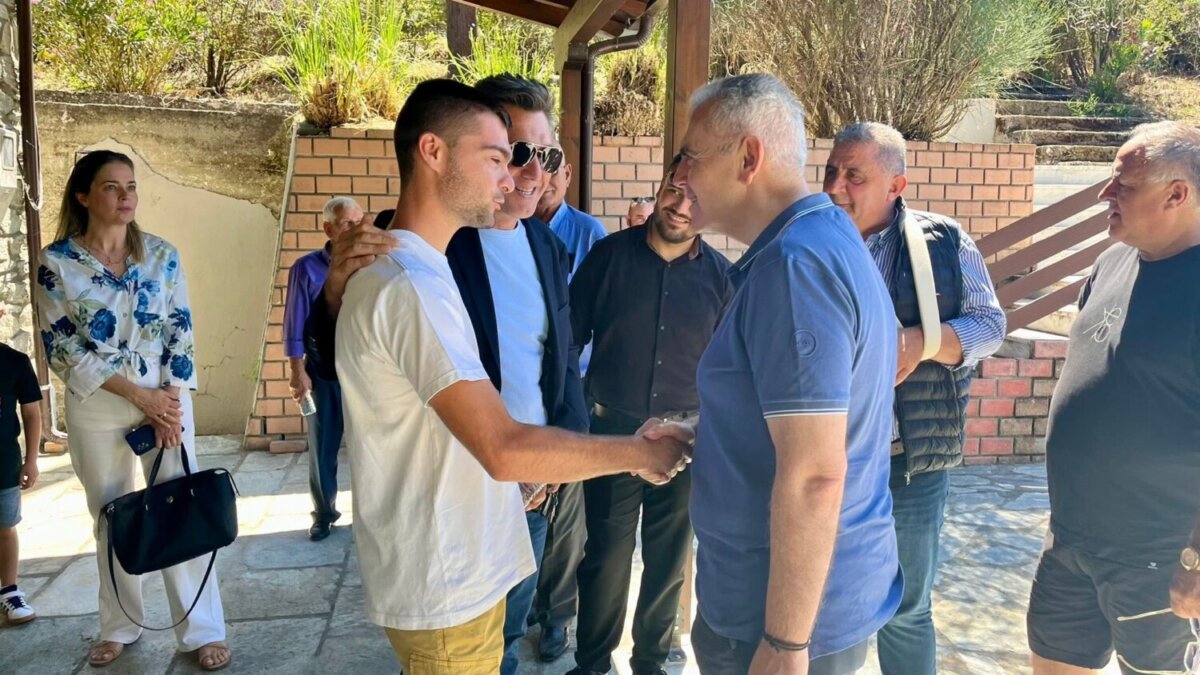 Από πρόσφατη συνάντηση του Μάξιμου Χαρακόπουλου με τους παραγωγούς της Ελασσόνας, οι βιοκαλλιεργητές μήλου του εξέφρασαν την ανάγκη άμεσης στήριξής τους.