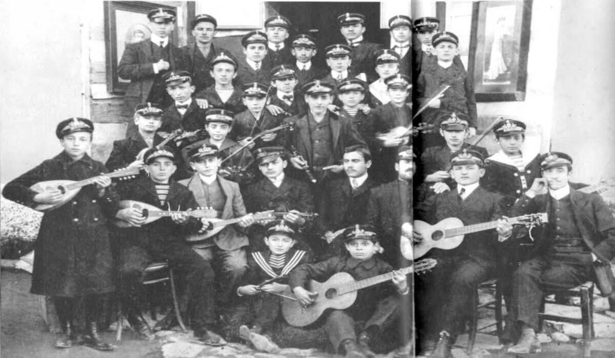 Η Μανδολινάτα της Λάρισας. 1907. Φωτο Ν. Ιωαννίδης και Γ Δαφνόπουλος. Συλλογή Ν. Ε. Τόλη (Αθήνα)